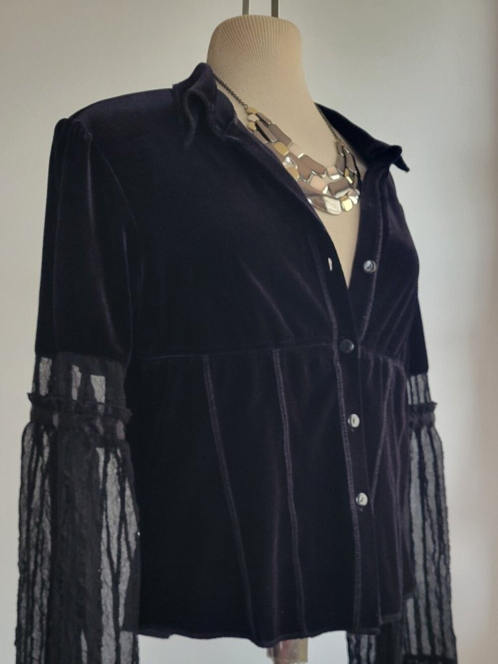 Sharagano NWOT Black Velvet Stretch Blouse with Dramatic Lace Sleeves – M